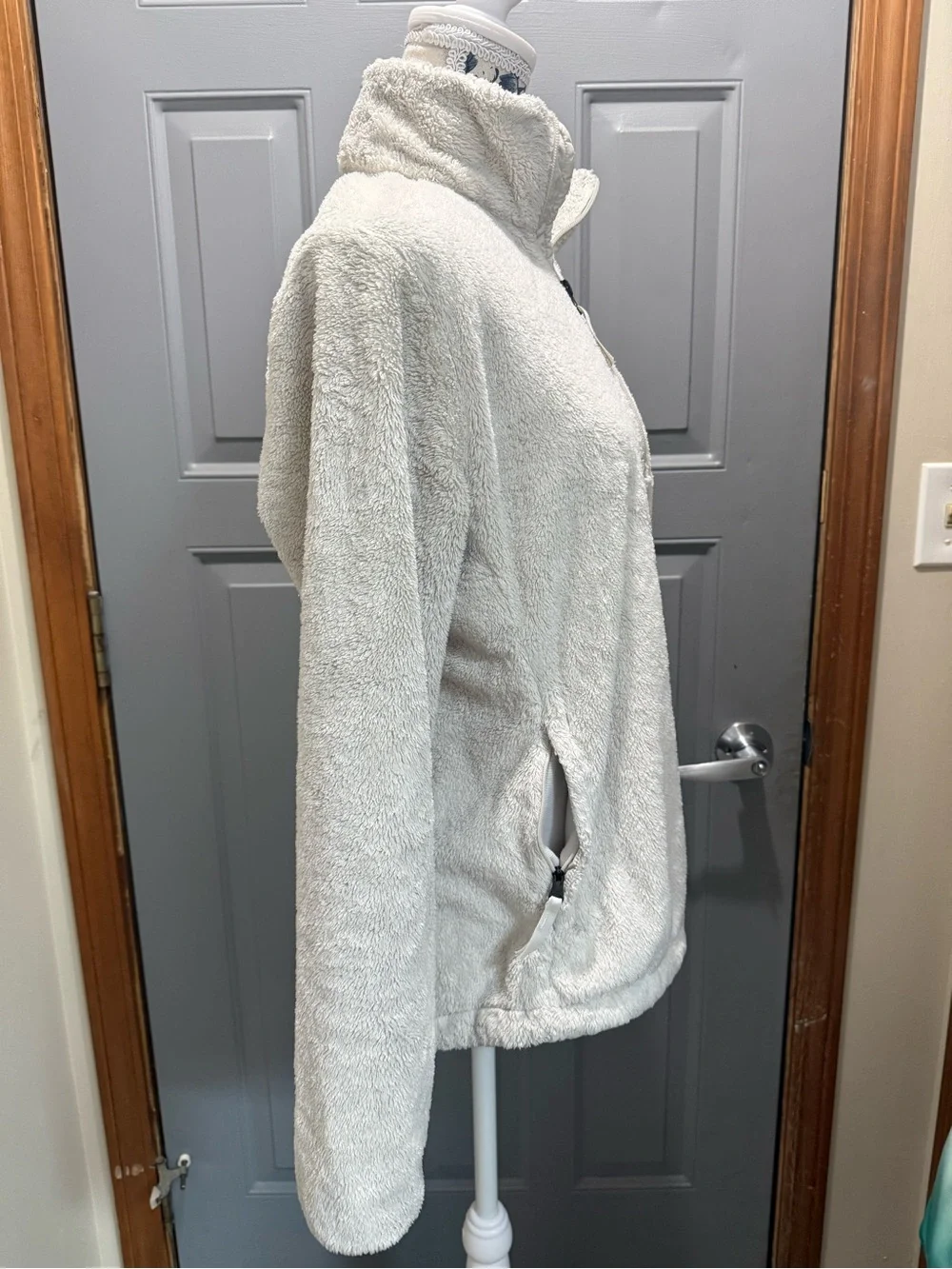 The North Face Ossito white 1/4zip ladies (medium) w/kangaroo pockets